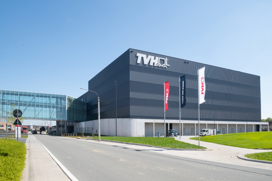 Con il nuovo stabilimento Plant T, l’azienda TVH aumenta l’efficienza e la capacità di stoccaggio