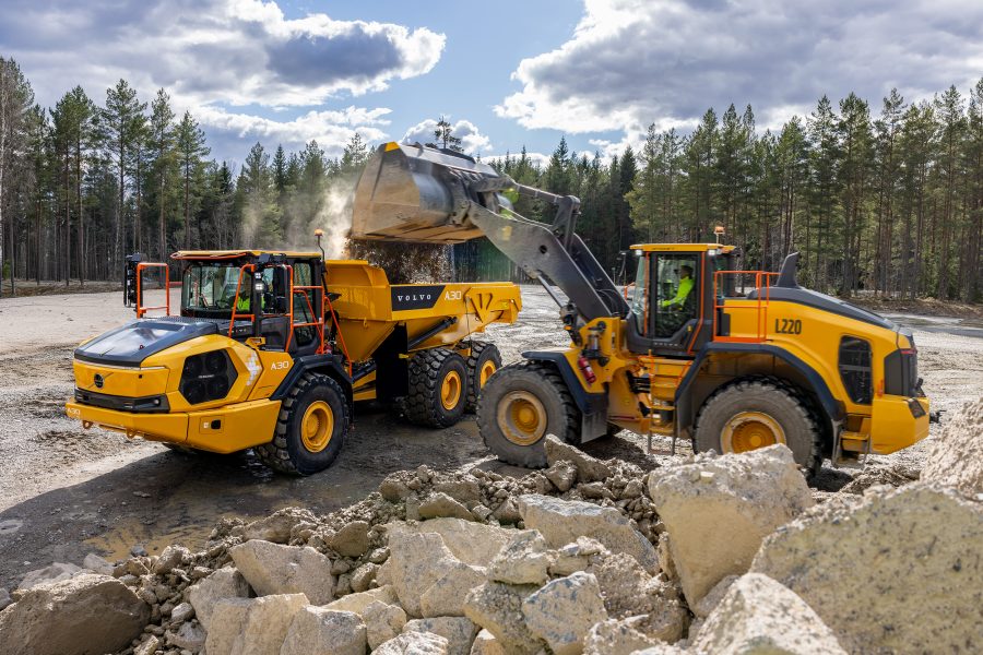 La pala gommata L220 mentra carica un dumper elettrico A30