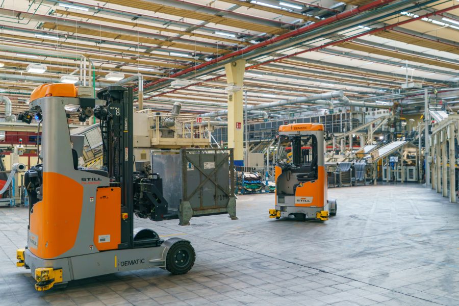 Carrelli a guida autonoma all'interno dello stabilimento