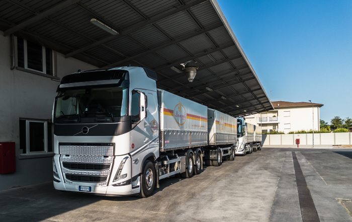 Per festeggiare i 50 anni di attività, TCF Rosignoli Logistics ha acquistato 12 nuovi Volvo FH16 dedicati al trasporto eccezionale siderurgico